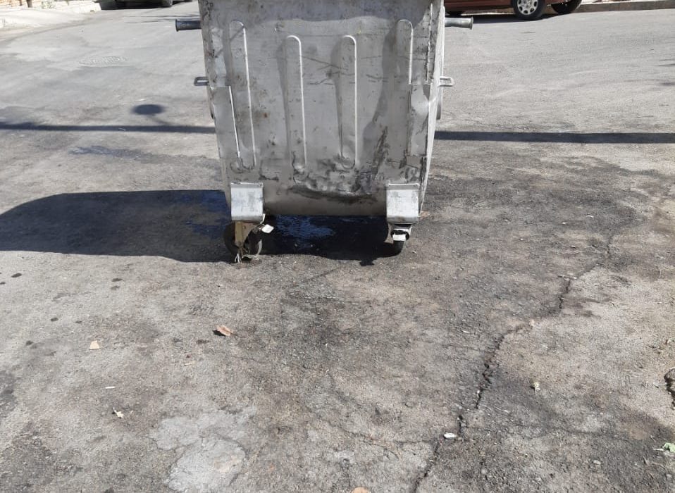 رها کردن سطل های زباله در وسط کوچه