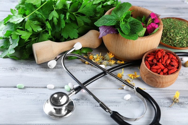 طب سنتی از عدم مقبولیت بین مردم تا درمان برخی بیماری های صعب العلاج / طب سنتی امروز تبدیل به رشته ای دانشگاهی شده است