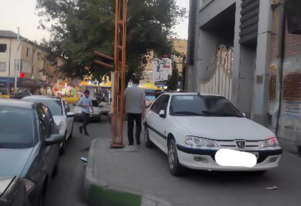 پارک خودرو در پیادرو خیابان خیام شمالی ارومیه