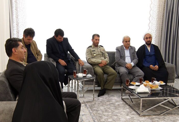 جمعی از مسوولان مهاباد با خانواده شهید خالد حیدری دیدار کردند