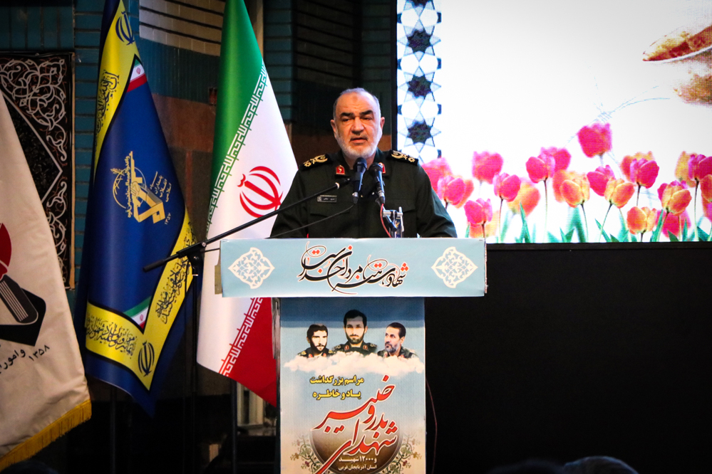 جمهوری اسلامی ایران به پشتوانه مردم زیر بار ظلم استکبار جهانی نرفت