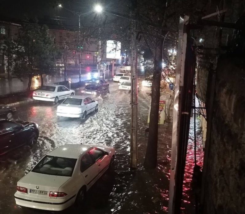 آبگرفتگی معابر در پی بارش شدید باران در ارومیه
