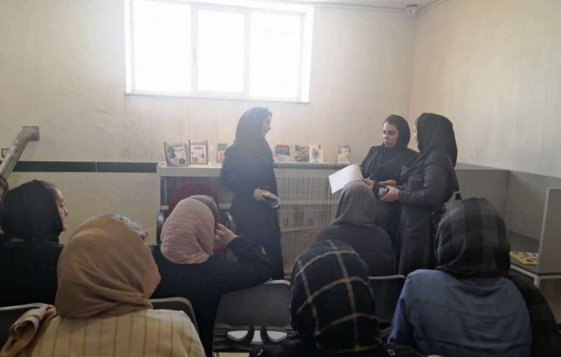 اولین جلسه از کارگاه آموزشی گلیم بافی از سری برنامه های طرح «آفتاب کتاب» برگزار شد