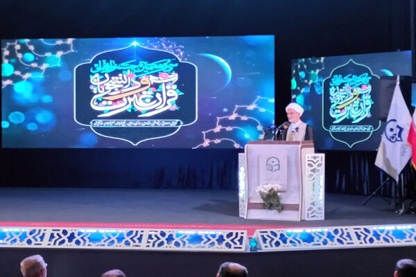 آشنایی با قرآن از وظایفی مهم جوانان است