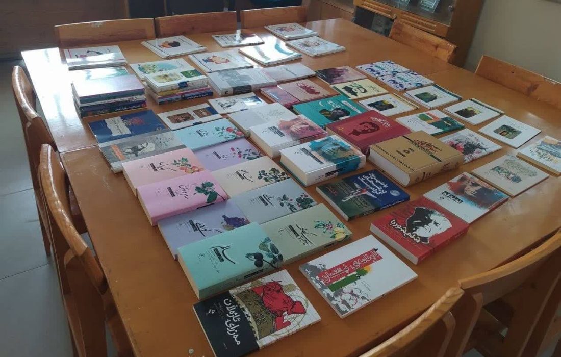 بیش از ۱۰۰ عنوان کتاب به کتابخانه عمومی خوارزمی سرچنار اهدا شد