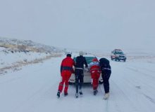 امدادرسانی به ۱۴۰متاثر از برف و کولاک در محور شاهین دژ-تکاب