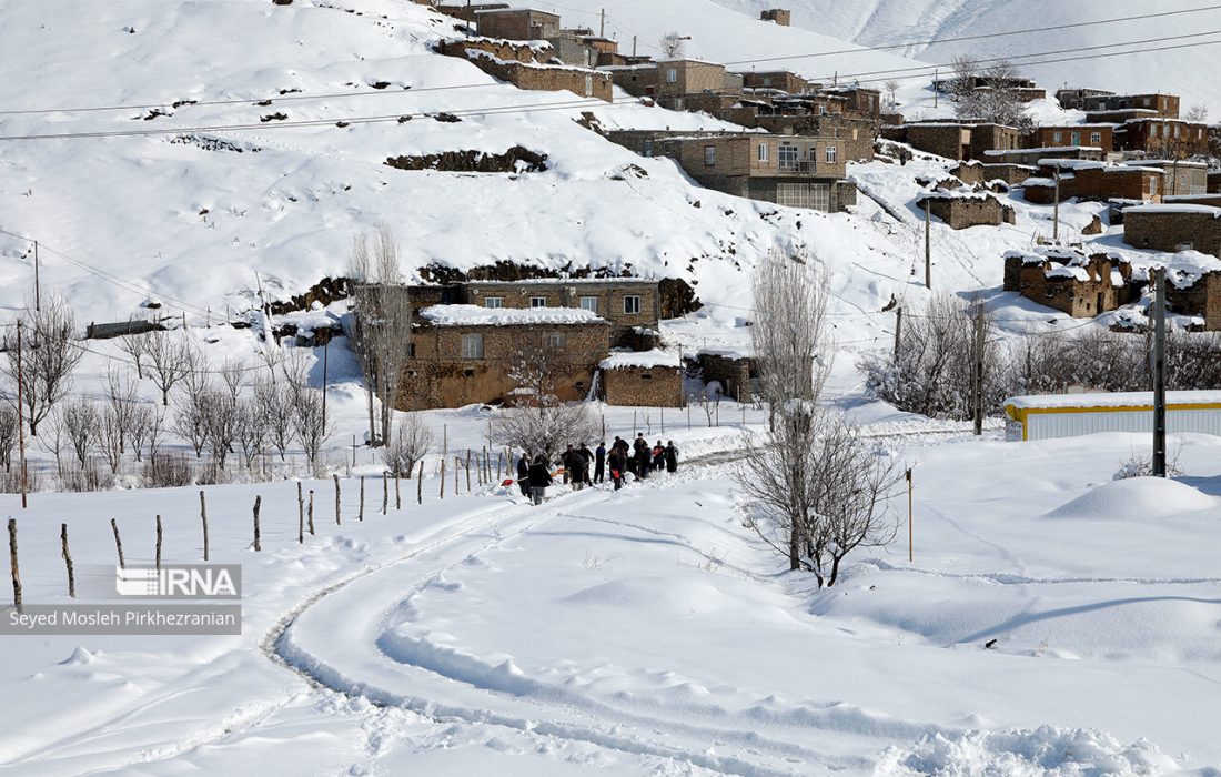 برف و کولاک راه ۵۰ روستای چالدران را مسدود کرد