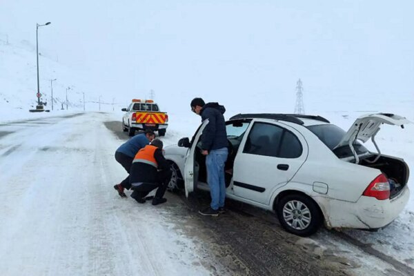 ۴۰۰۰ خودروی گرفتار در برف در آذربایجان غربی رهاسازی شد