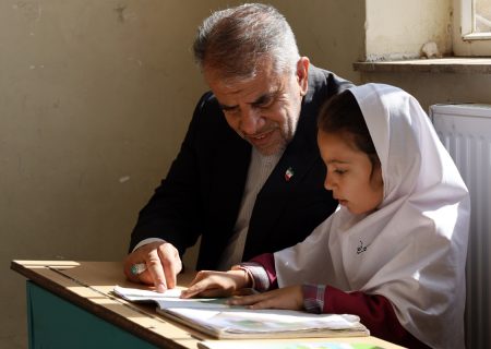 زدانش دل پیر برنا بود