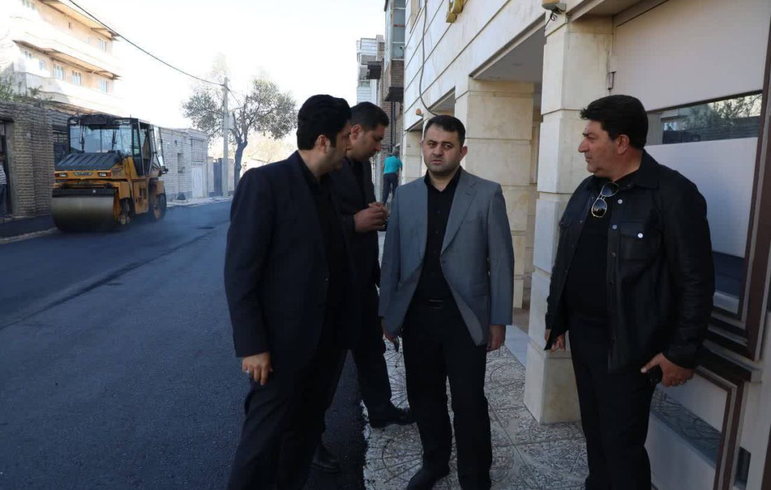 بازدید شهردار ارومیه از عملیات نهضت آسفالت در معابر شهری / تأکید شهردار ارومیه بر تسریع نهضت آسفالت 